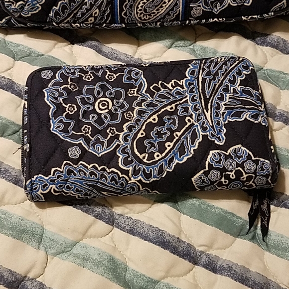 Vera Bradley with matching wallet - Picture 2 of 2